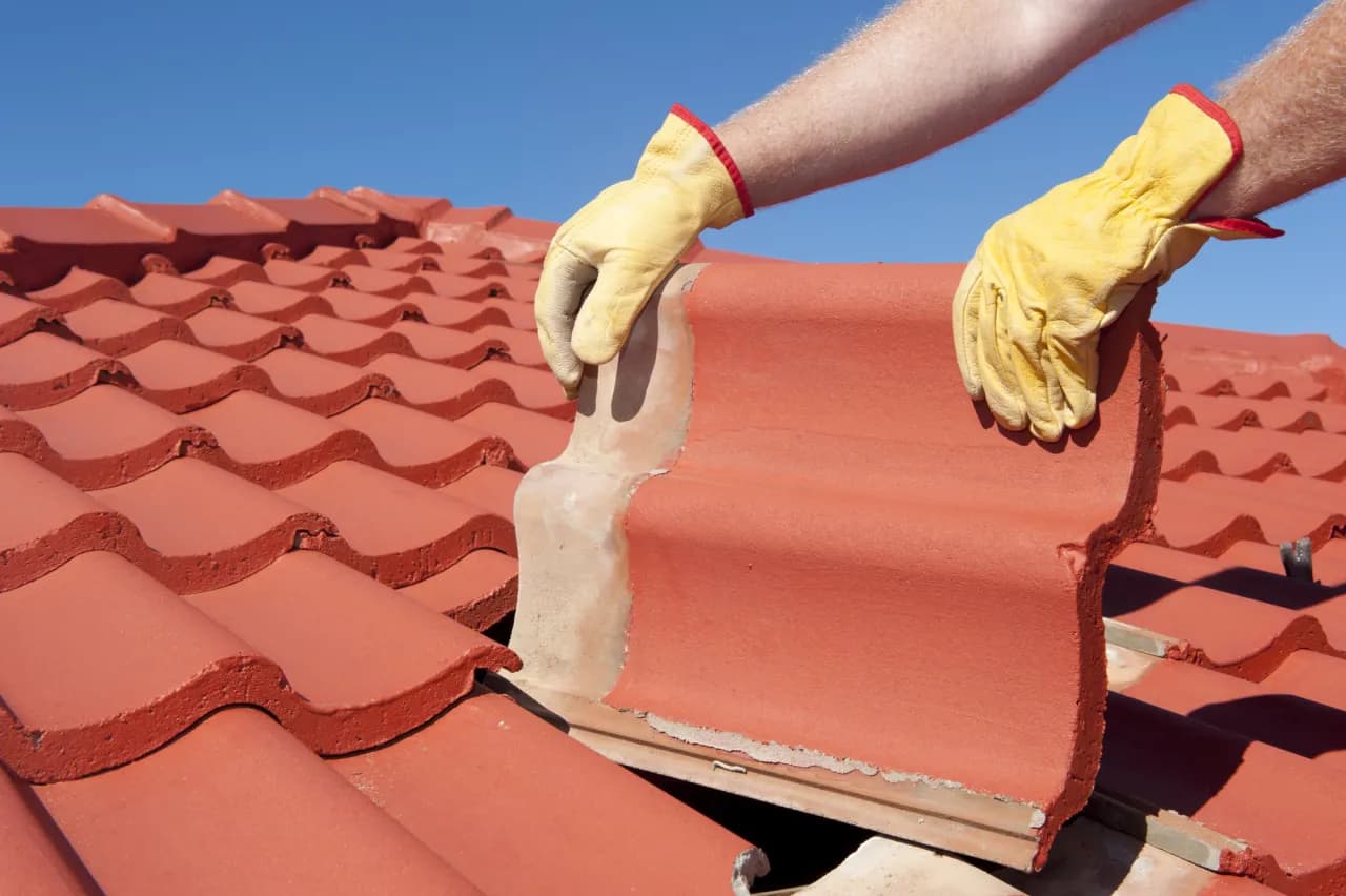 Jaka dachówka: porównanie ceramicznej i betonowej dla Twojego dachu